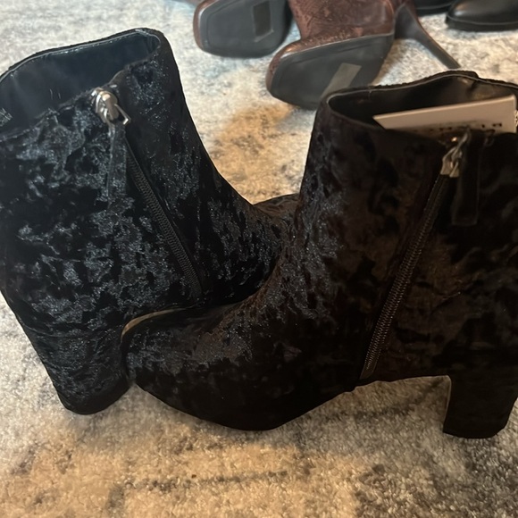 ‼️BLANCO BLACK CRUSHED VELVET ANKLE BOOTS - Picture 2 of 2